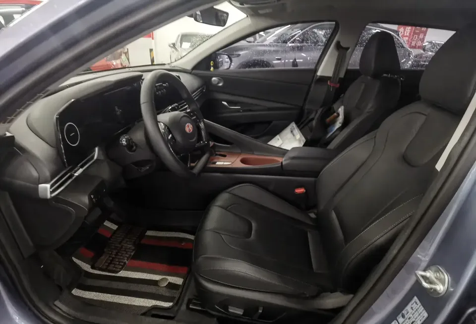 Hyundai Elantra 1.5L CVT LUX Premium Edition 2024 — миниатюра 4