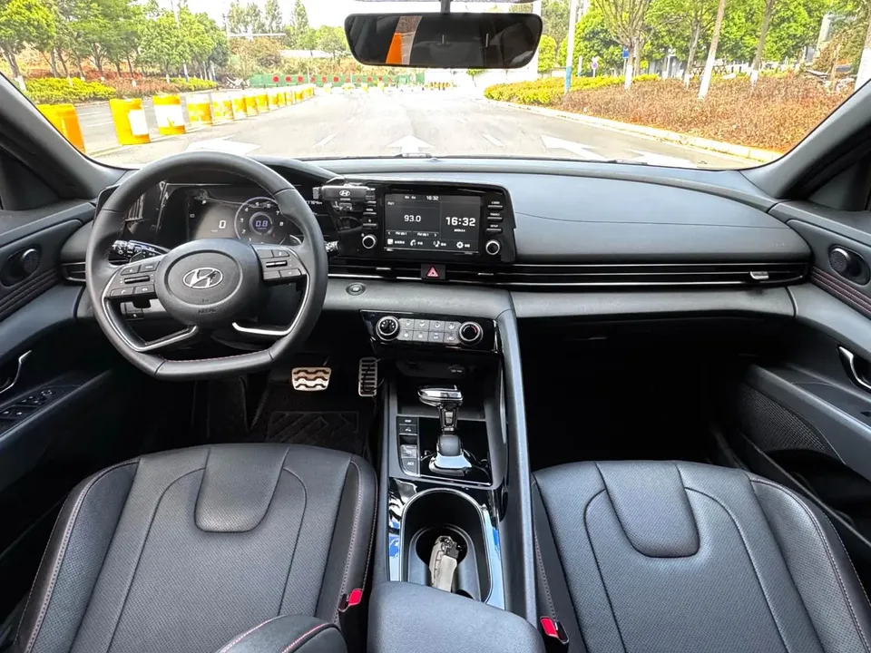 Hyundai Elantra 240TGDi DCT GLX Black Knight Limited Edition 2023 — миниатюра 3