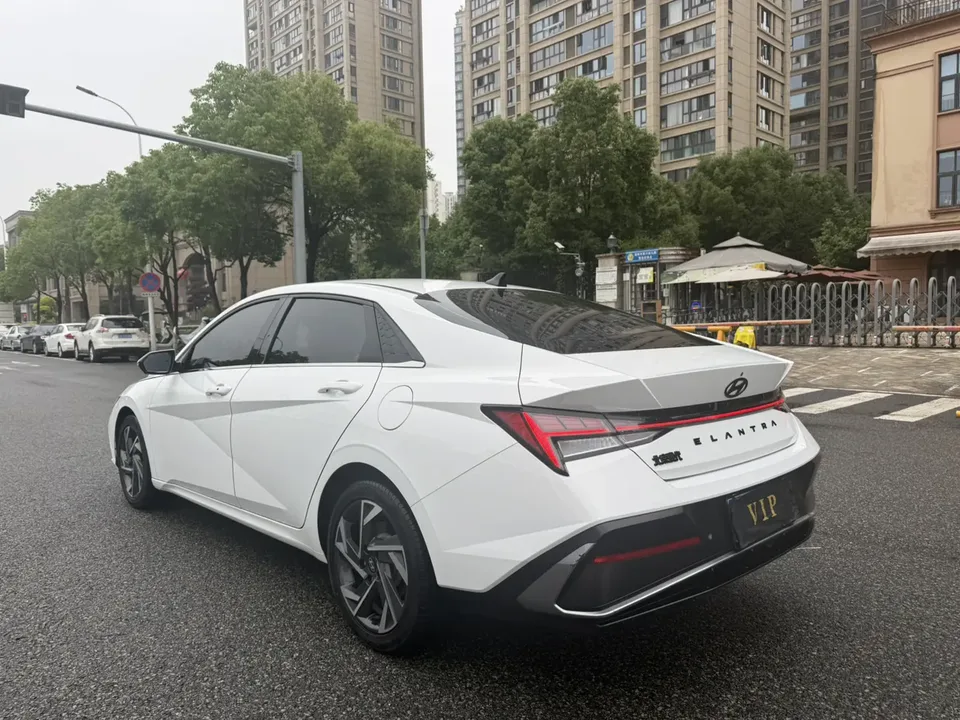 Hyundai Elantra 1.5L CVT LUX Premium Edition 2025 — миниатюра 2