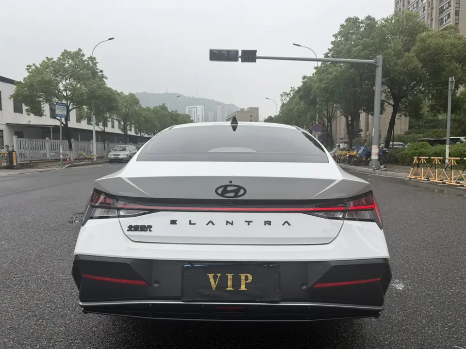 Hyundai Elantra 1.5L CVT LUX Premium Edition 2025 — миниатюра 3