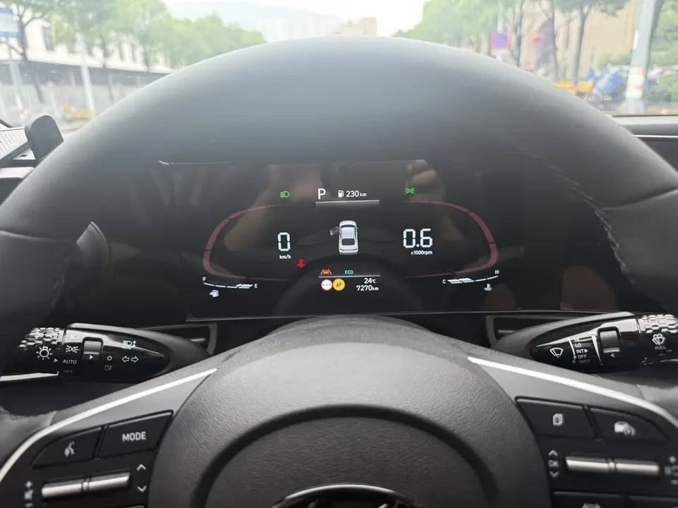 Hyundai Elantra 1.5L CVT LUX Premium Edition 2025 — миниатюра 4