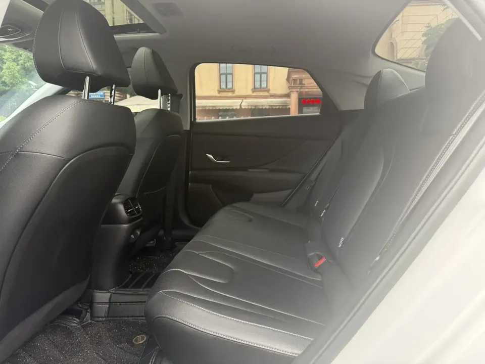 Hyundai Elantra 1.5L CVT LUX Premium Edition 2025 — миниатюра 5