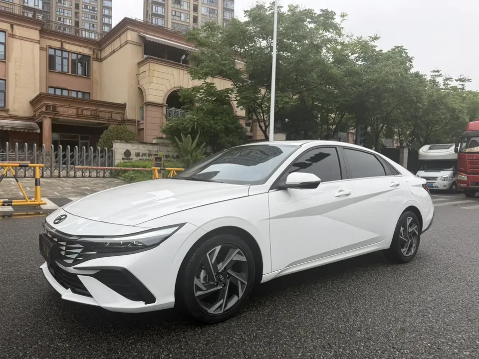 Hyundai Elantra 1.5L CVT LUX Premium Edition 2025 — фото 1, купить с доставкой в Москву