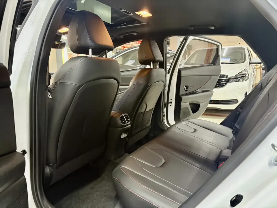 Hyundai Elantra 240TGDi DCT LUX Premium Edition 2023 — миниатюра 3