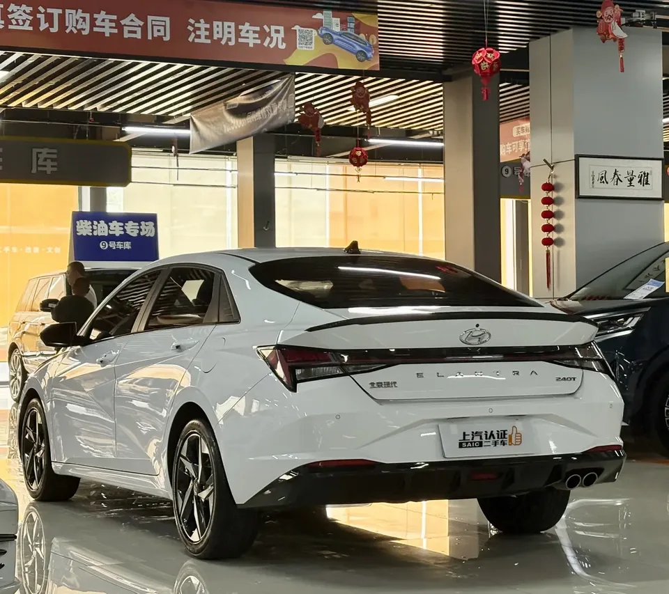 Hyundai Elantra 240TGDi DCT LUX Premium Edition 2023 — миниатюра 4
