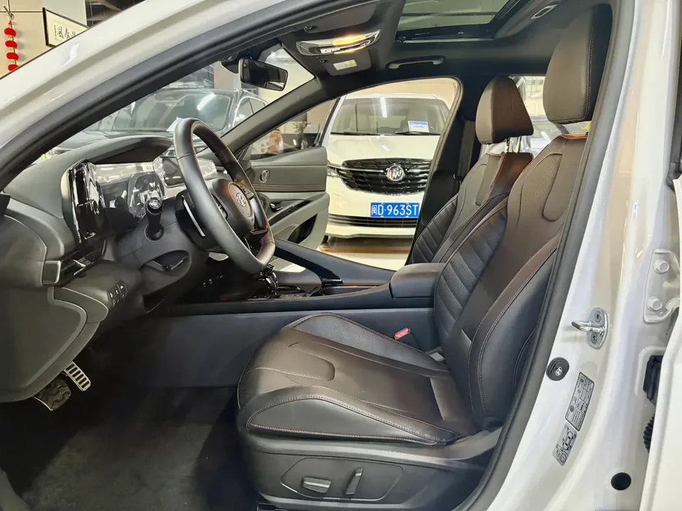 Hyundai Elantra 240TGDi DCT LUX Premium Edition 2023 — миниатюра 5