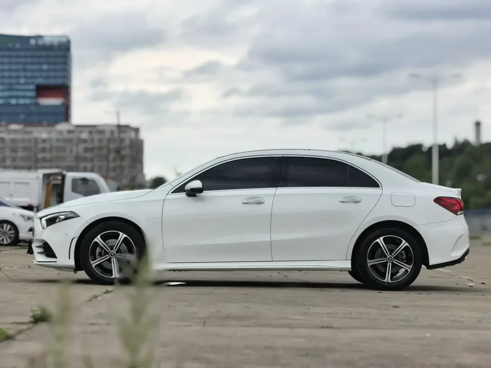 Mercedes-Benz Mercedes Benz A Class second facelift A 200 L sports sedan fashion version 2023 — миниатюра 4