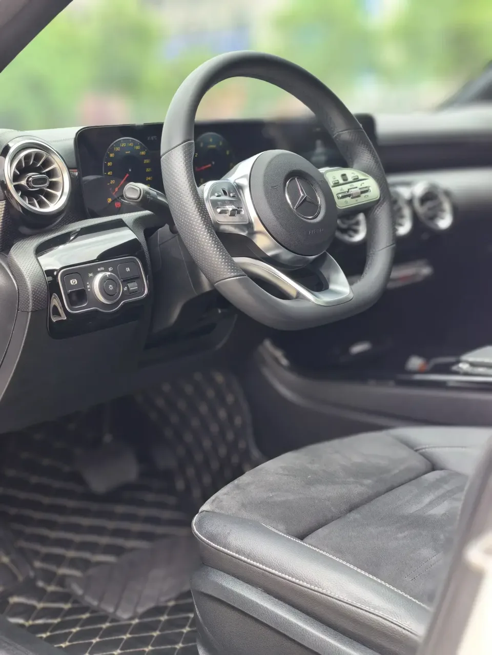 Mercedes-Benz Mercedes Benz A Class second facelift A 200 L sports sedan fashion version 2023 — миниатюра 5