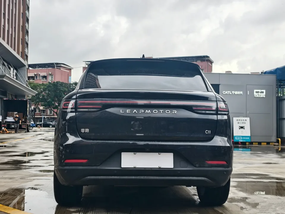 Leapmotor Zero running C11 Extended Range 300 Premium Edition 2024 — миниатюра 2