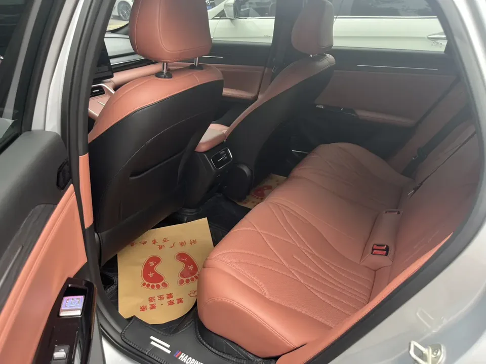 Geely Galaxy L6 1.5 EM-i DHT 140KM Exploration+ Edition 2025 — миниатюра 3