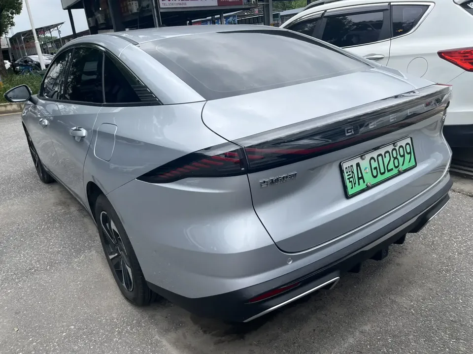 Geely Galaxy L6 1.5 EM-i DHT 140KM Exploration+ Edition 2025 — миниатюра 4