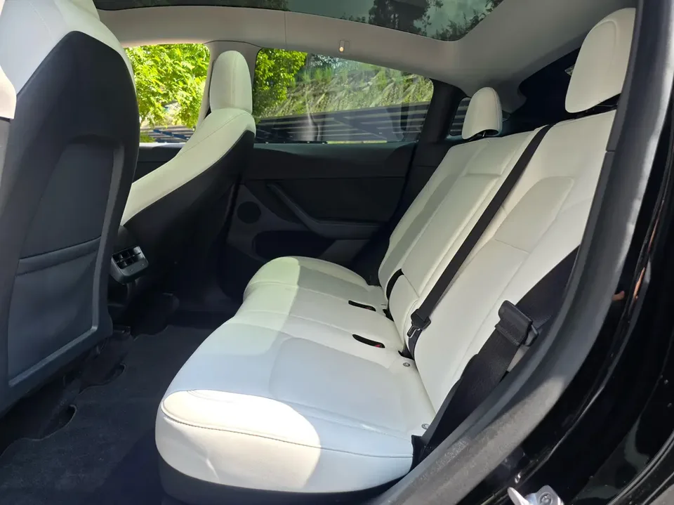 Tesla Model Y rear-wheel drive version 2023 — миниатюра 4