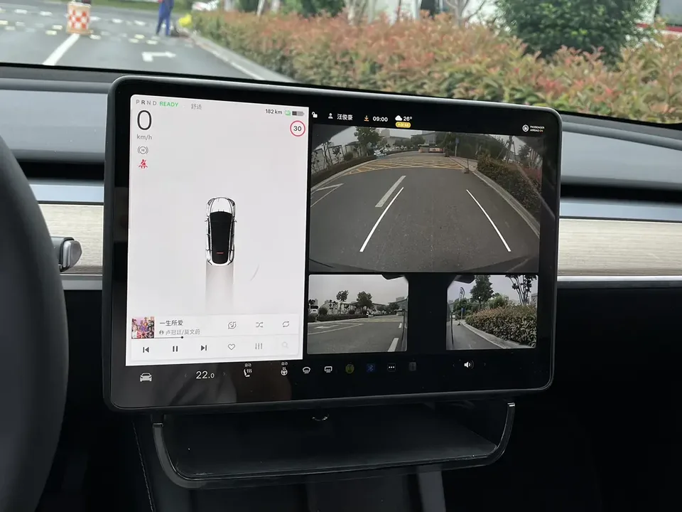 Tesla Model Y facelift rear-wheel drive version 2023 — миниатюра 3