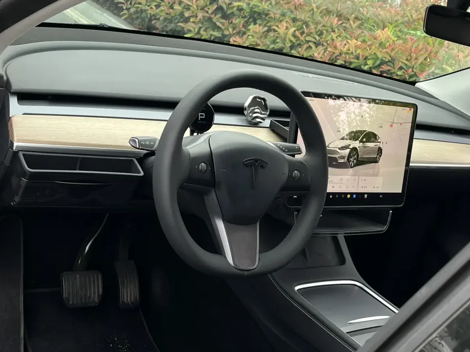 Tesla Model Y facelift rear-wheel drive version 2023 — миниатюра 5