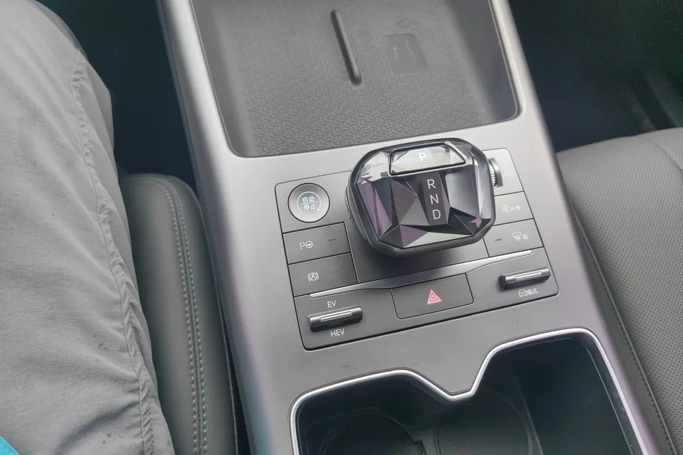 BYD Song Pro DM Second Generation Intelligent Driving Edition DM-i 75KM Leading Edition 2025 — миниатюра 5
