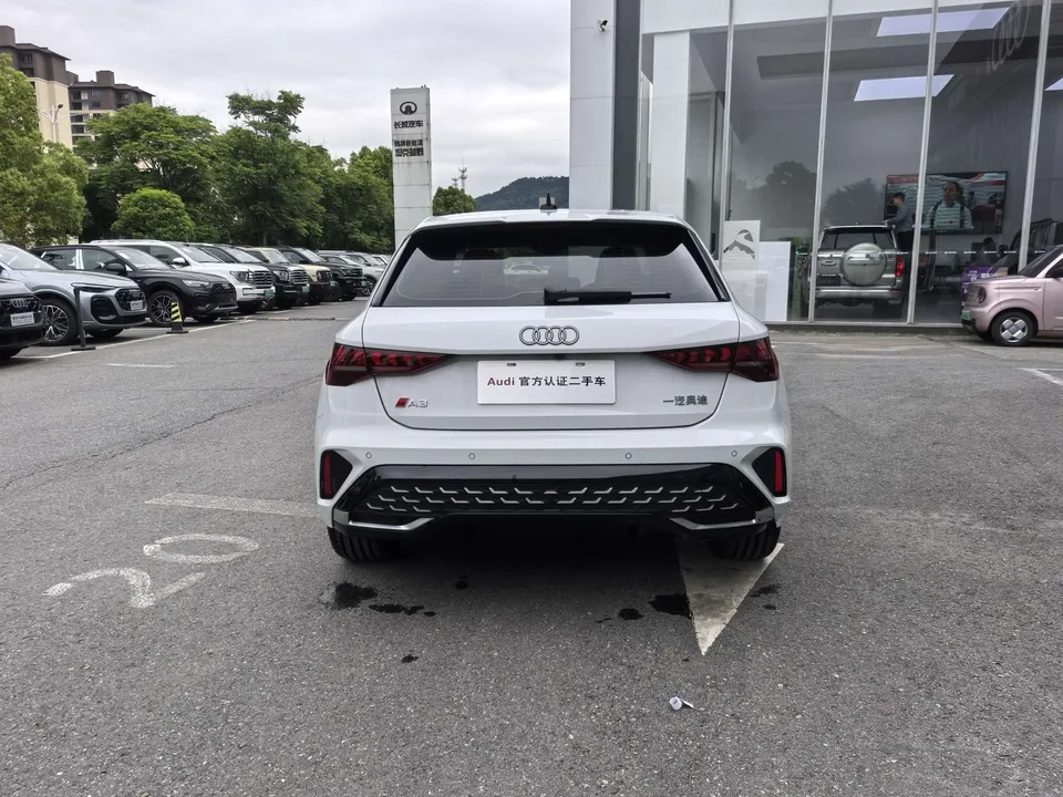 Audi A3 Audi A3 2025 Sportback 35 TFSI Flying Spur Premium Edition 2025 — миниатюра 2