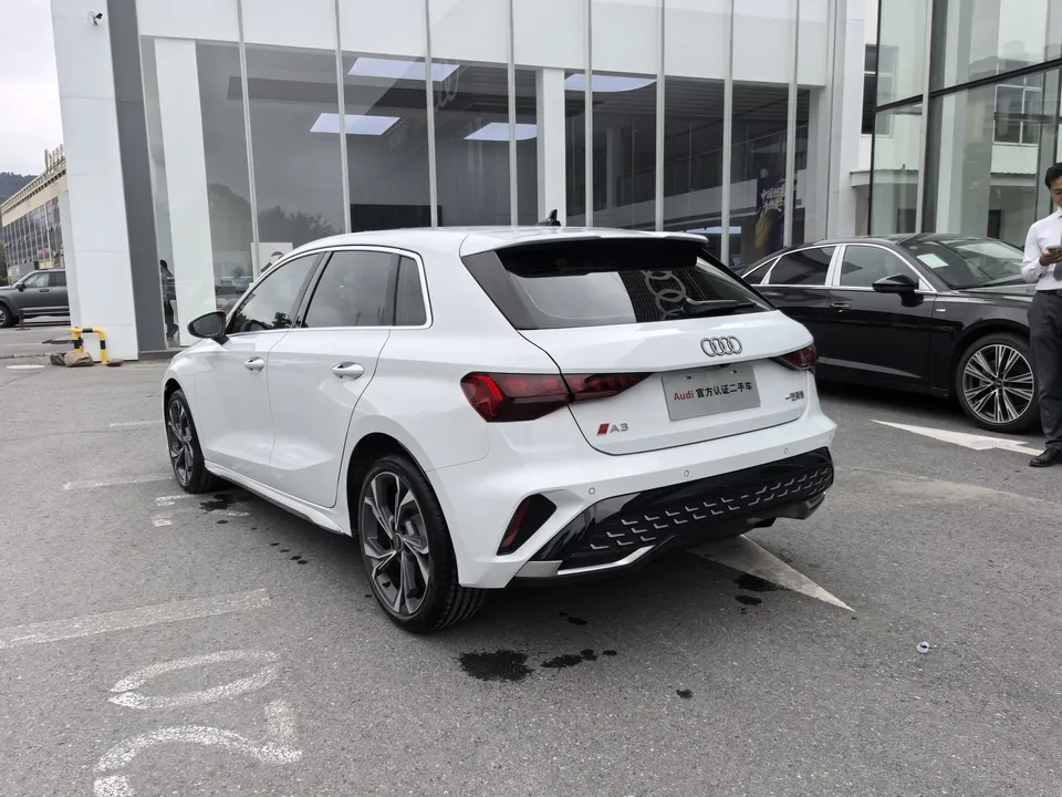 Audi A3 Audi A3 2025 Sportback 35 TFSI Flying Spur Premium Edition 2025 — миниатюра 4