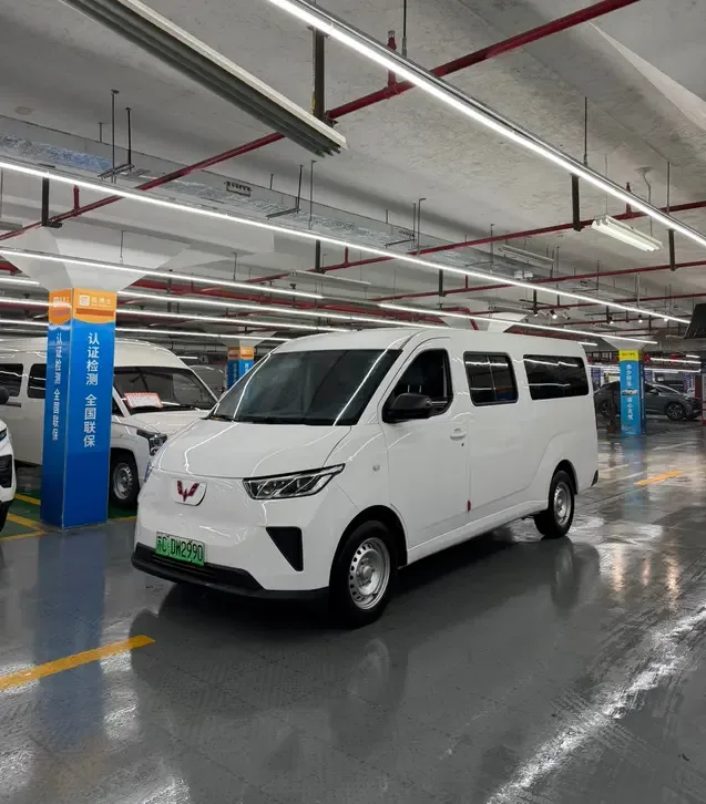 Wuling Yangguang Wuling Yangguang 300km Comfortable Bus Version 60kW 2024 — photo 1, buy with delivery to Moscow
