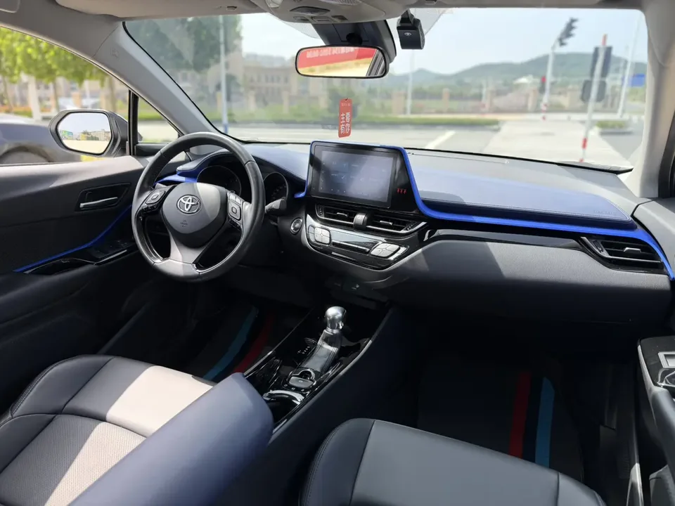 Toyota C-HR 2.0L Luxury Edition 2022 — миниатюра 2