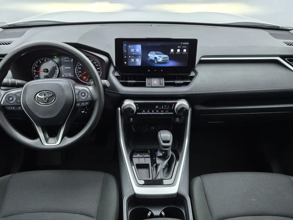Toyota RAV4 2.0L CVT 2WD Urban Edition 2025 — миниатюра 3