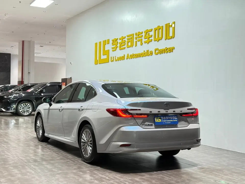 Toyota Camry 2.0E Elite Edition 2025 — миниатюра 2