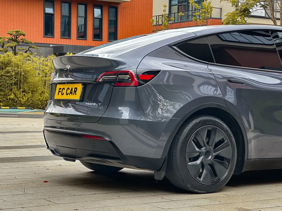 Tesla Model Y rear-wheel drive version 2024 — миниатюра 3