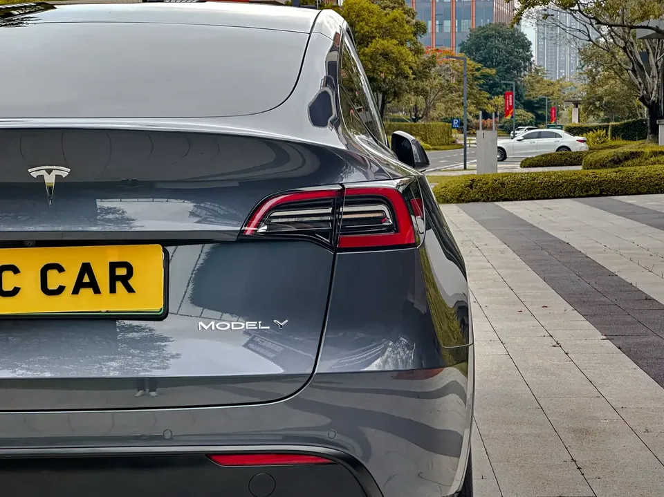 Tesla Model Y rear-wheel drive version 2024 — миниатюра 4