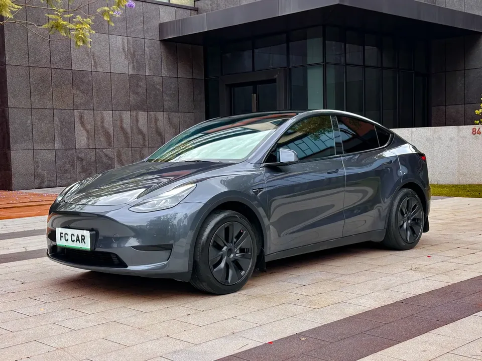 Tesla Model Y rear-wheel drive version 2024 — фото 1, купить с доставкой в Москву