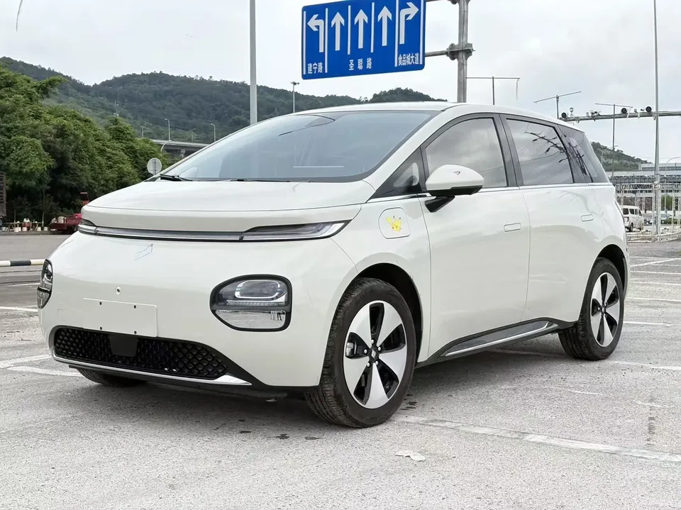 Baojun clouds clouds 460 Pro 2023 — photo 1, buy with delivery to Moscow