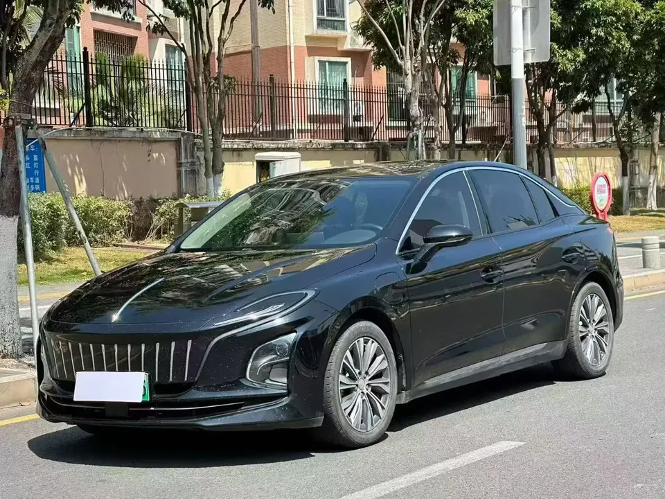 Hongqi E-QM5 2025