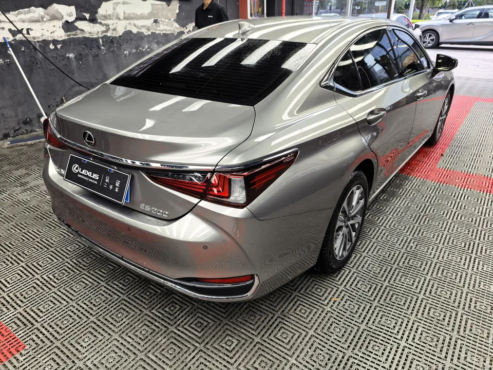 Lexus ES 200 Luxury Edition 2022 — фото 1, купить с доставкой в Москву