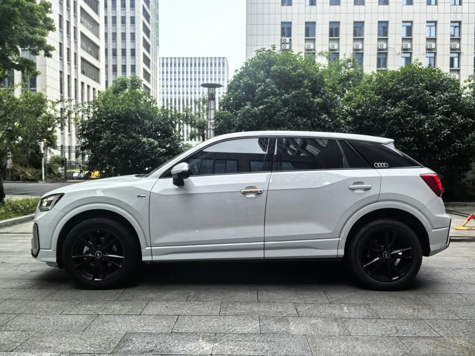 Audi Q2L Audi Q2L 2022 35 TFSI aggressive and dynamic model 2022 — миниатюра 4