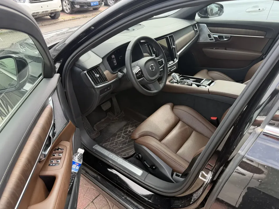 Volvo S90 plug-in hybrid S90 PHEV Volvo S90 PHEV 2025 T8 4WD Long Range Smart Luxury Edition 2025 — thumbnail 3