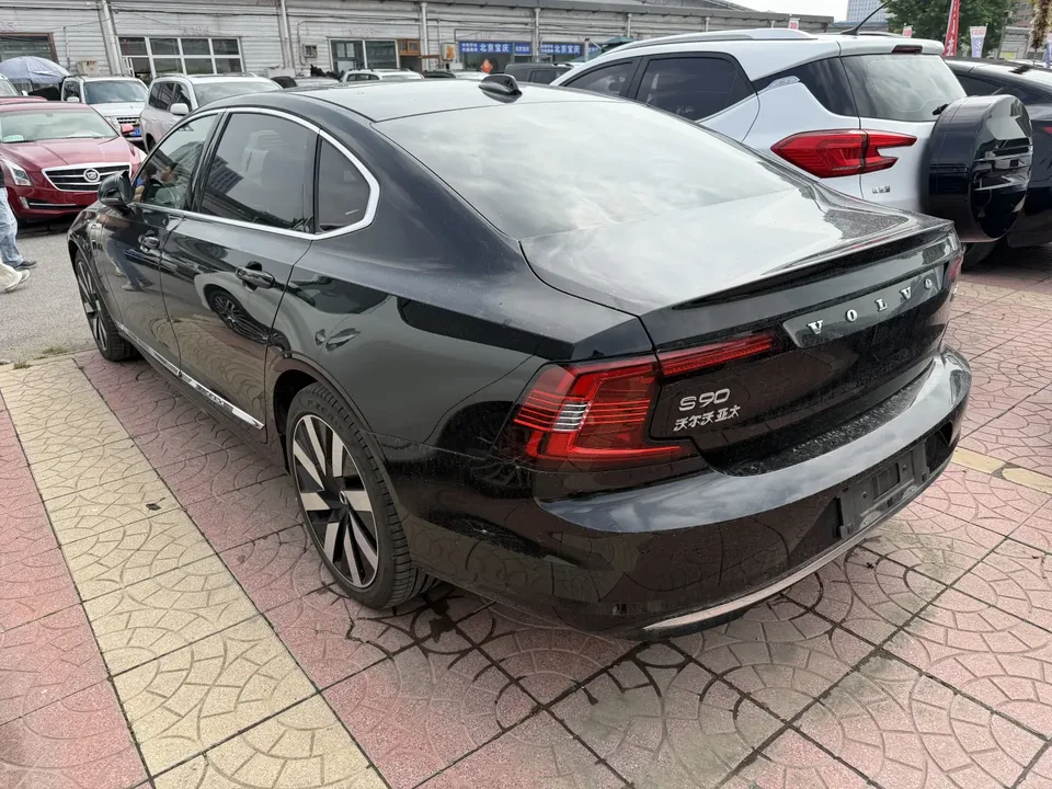 Volvo S90 plug-in hybrid S90 PHEV Volvo S90 PHEV 2025 T8 4WD Long Range Smart Luxury Edition 2025 — thumbnail 4
