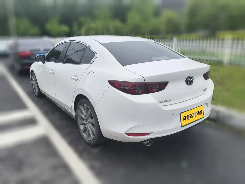 Mazda Axela 2.0L automatic premium version 2023 — миниатюра 2