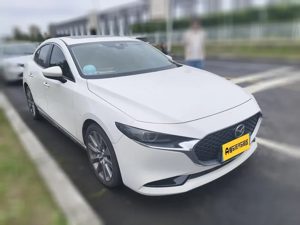 Mazda Axela 2.0L automatic premium version 2023 — миниатюра 3