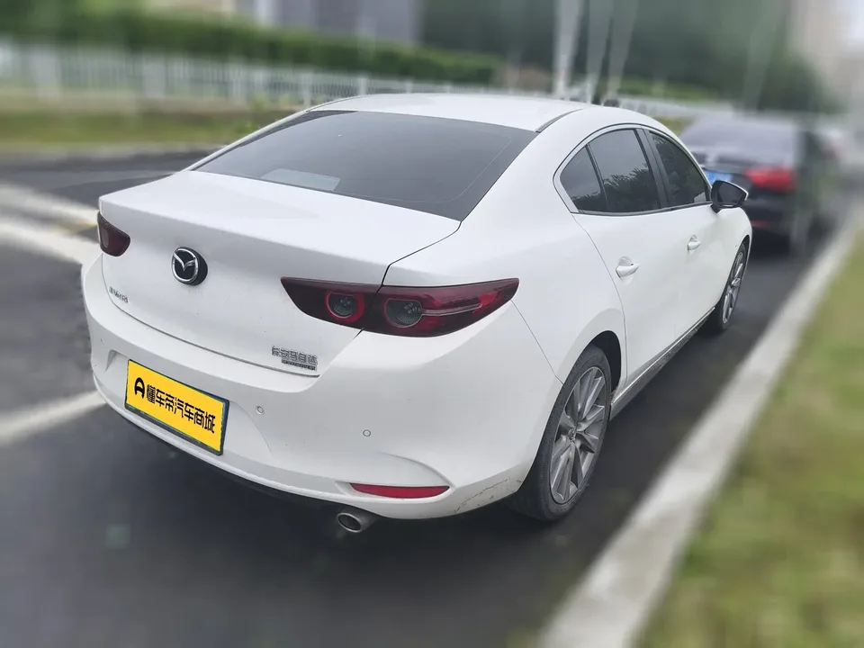 Mazda Axela 2.0L automatic premium version 2023 — миниатюра 4