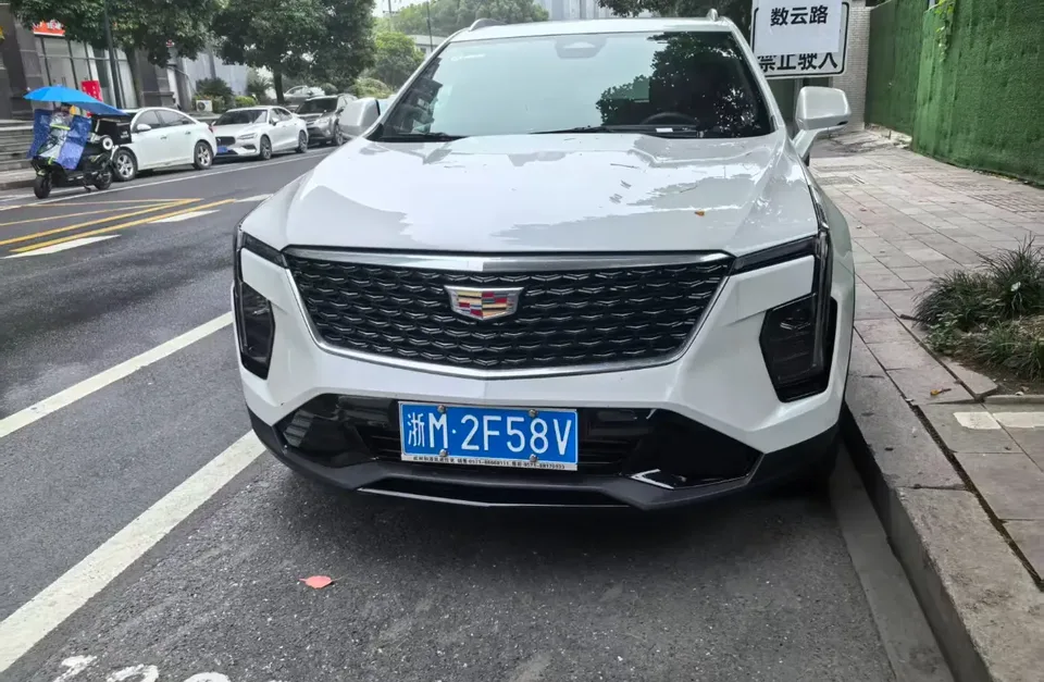 Cadillac XT4 XT4 Cadillac XT4 2024 Model 28T 2WD Premium Edition 2025 — thumbnail 3