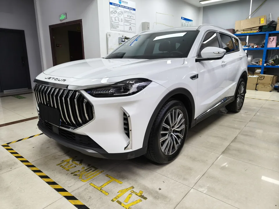 Jetour Jietu X70 PLUS Jietu X70 PLUS 1.5T DCT Brave PLUS 5-seater 2023 — photo 1, buy with delivery to Moscow