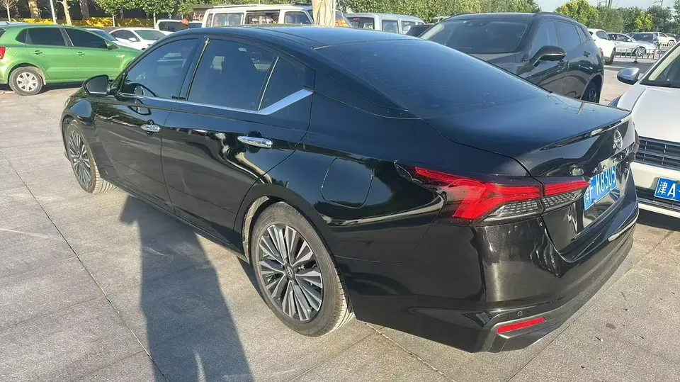 Nissan Altima Teana 2.0L XL-Upr Premium Edition 2022 — thumbnail 4