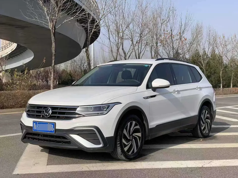 Volkswagen Tiguan L Tiguan L 330TSI Automatic 2WD Comfort Edition 2022 — photo 1, buy with delivery to Moscow
