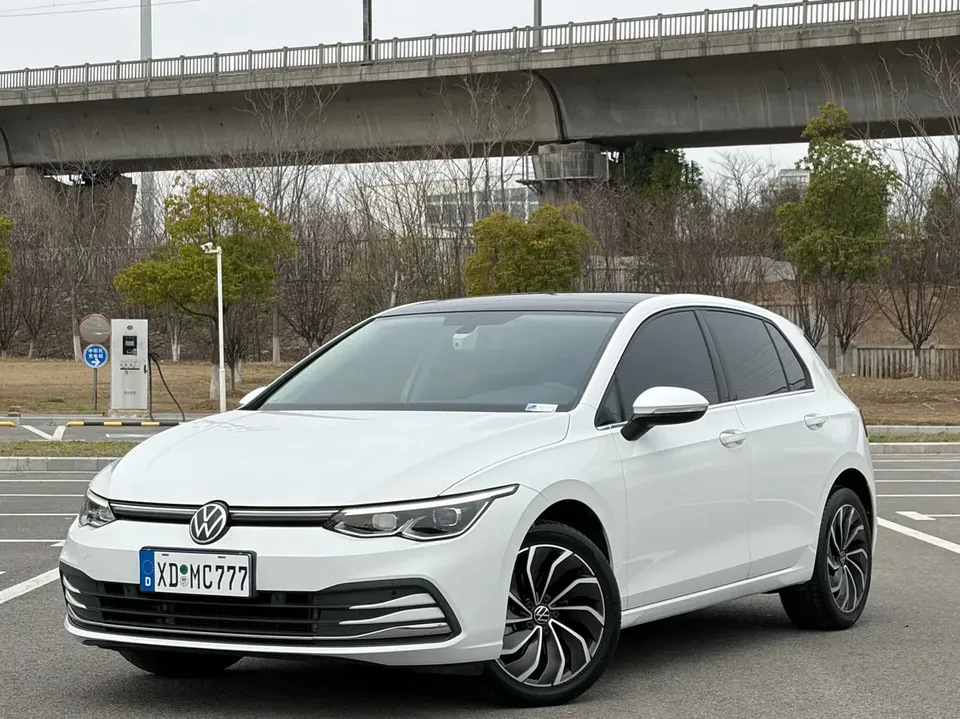 Volkswagen Golf golf 2023 200TSI DSG Pro 2023 — photo 1, buy with delivery to Moscow