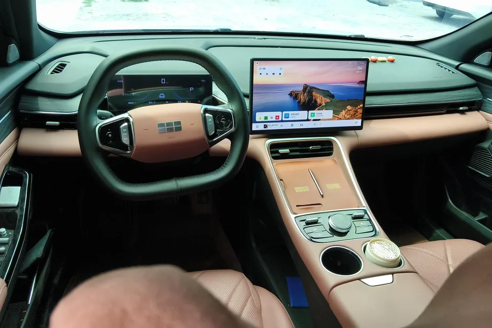 Geely Galaxy L6 Galaxy L6 1.5 EM-i DHT 60KM Sailing Edition 2025 — thumbnail 4