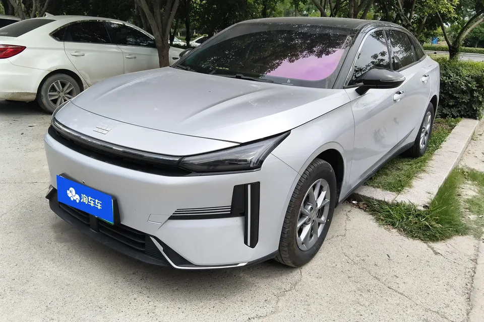 Geely Galaxy L6 Galaxy L6 1.5 EM-i DHT 60KM Sailing Edition 2025 — photo 1, buy with delivery to Moscow