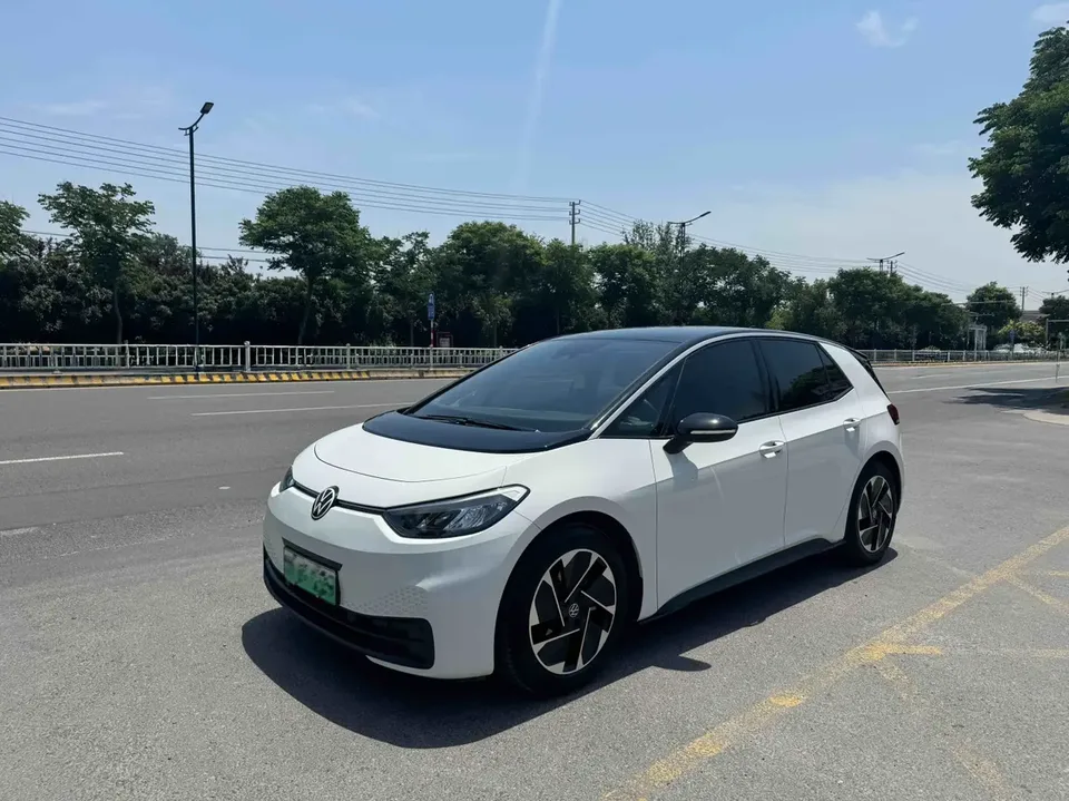 Volkswagen ID.3 ID.3 Outstanding Edition 2024 — photo 1, buy with delivery to Moscow