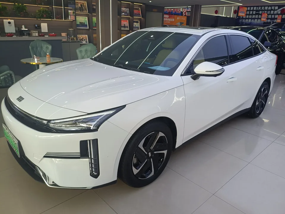 Geely Galaxy L6 Galaxy L6 Longteng version 1.5T DHT 125km PLUS 2024 — фото 1, купить с доставкой в Москву