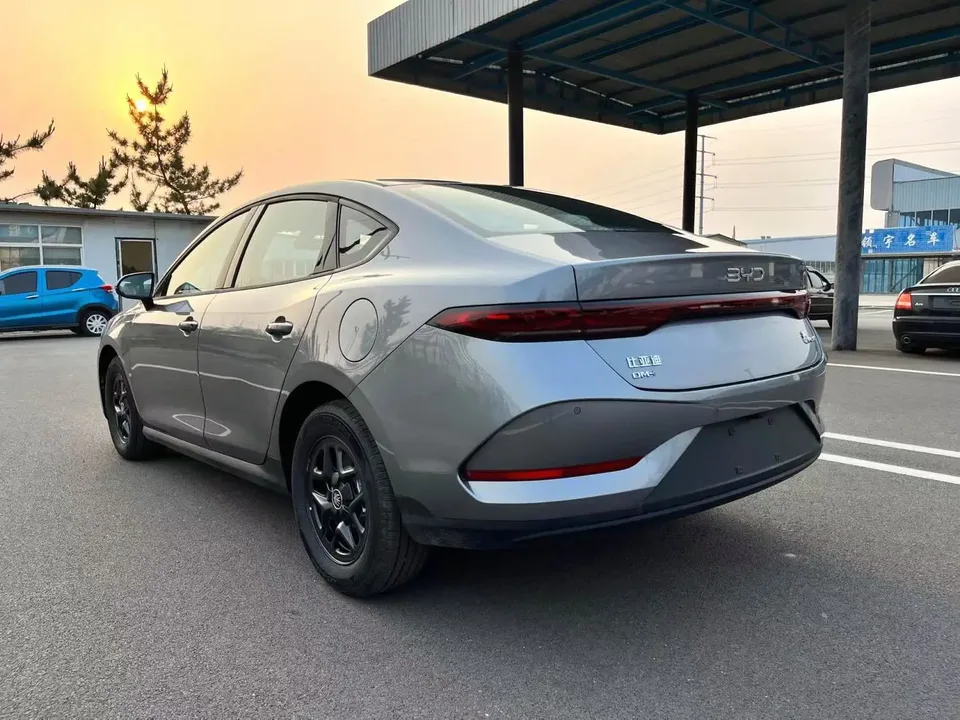 BYD Qin PLUS DM Qin PLUS DM Intelligent Driving Edition DM-i 55KM Leading Edition 2025 — миниатюра 2