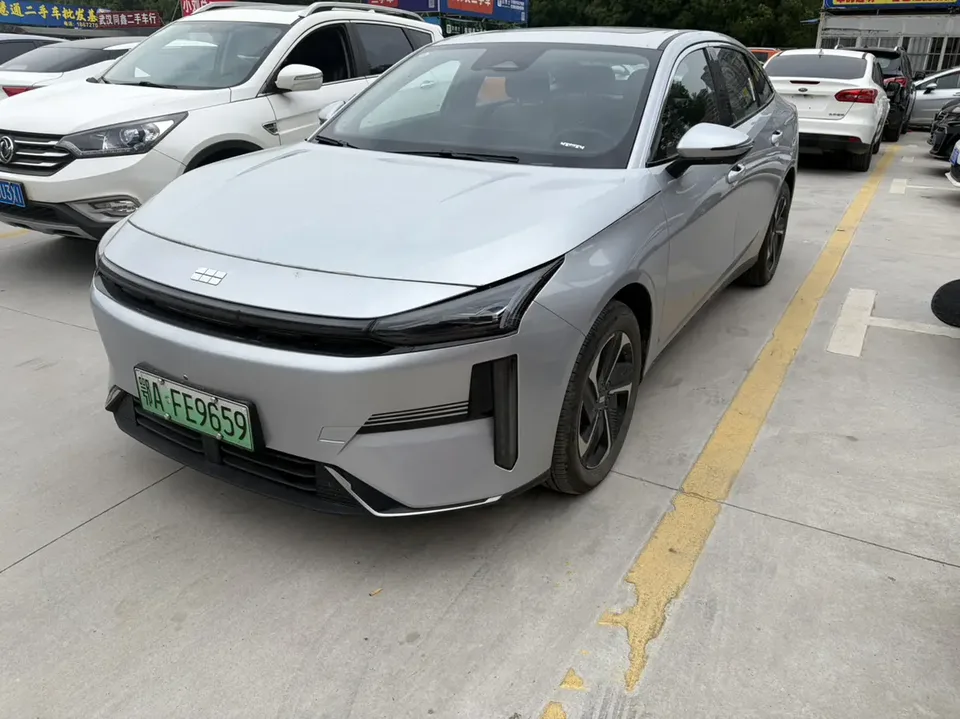 Geely Galaxy L6 Galaxy L6 1.5 EM-i DHT 140KM Starship Edition 2025 — photo 1, buy with delivery to Moscow