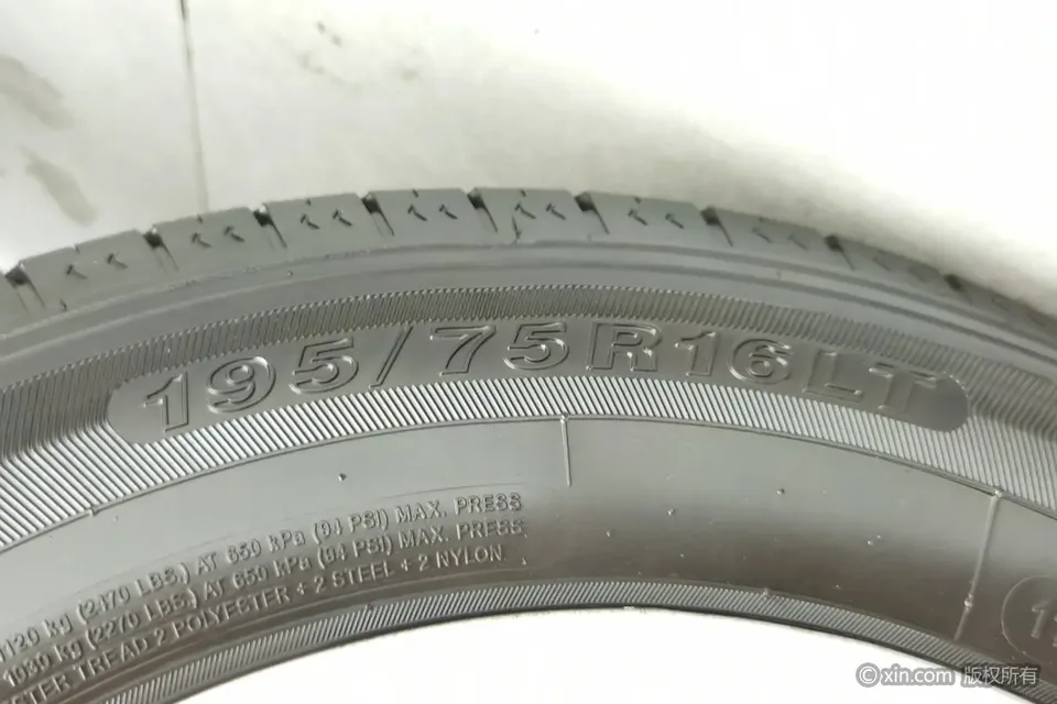 Datong Xintu V80 Xintu V80 2.0T Manual Classic City King Short Axis Mid-Top 3 Seaters 2023 — thumbnail 3