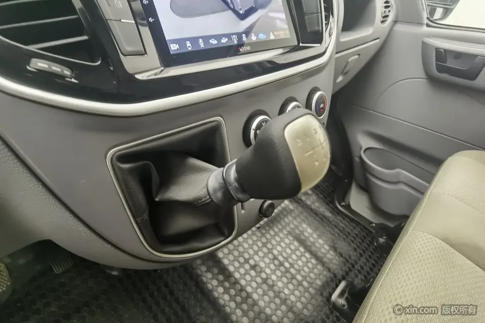Datong Xintu V80 Xintu V80 2.0T Manual Classic City King Short Axis Mid-Top 3 Seaters 2023 — thumbnail 5